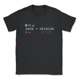 Może przedstawiać: Czarny T-shirt z białym nadrukiem "DATA > OPINION" z kolorowymi ikonami reprezentującymi dane i opinie.
