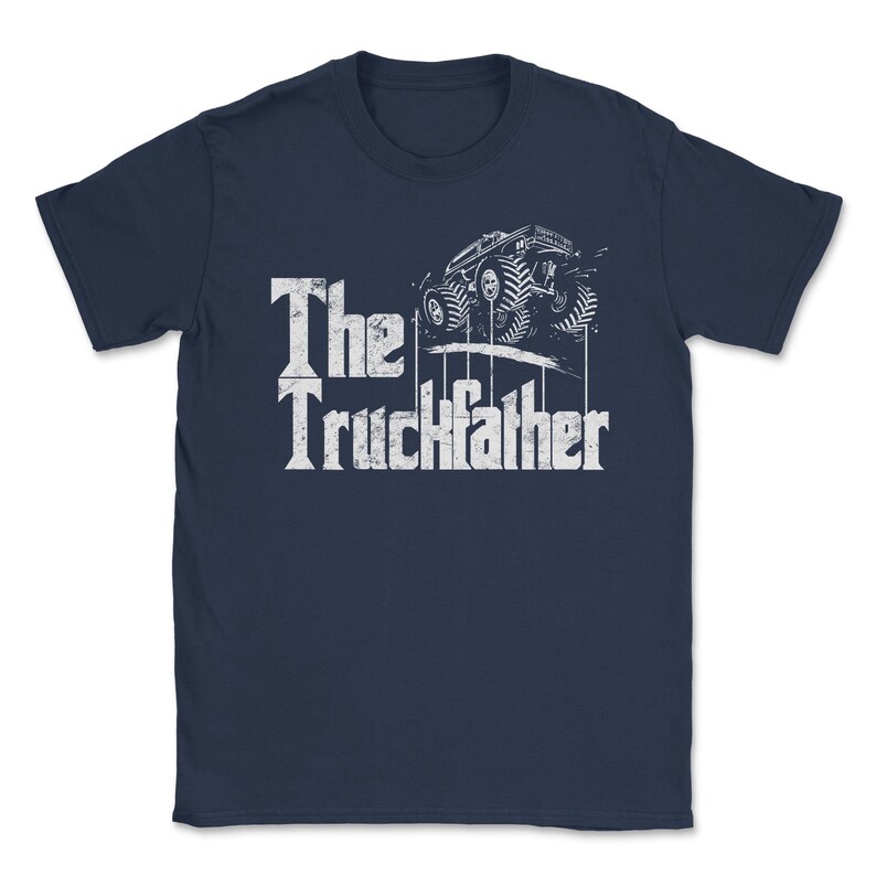 Op de afbeelding: Marineblauw T-shirt met de tekst "The Truckfather" in een verweerde witte letter. Een afbeelding van een monstertruck staat boven de tekst. Het shirt heeft een ronde hals en korte mouwen.