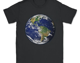 Puede incluir: Una camiseta gris oscura con un gráfico de una Tierra azul y verde con nubes. Los continentes son visibles en la Tierra.