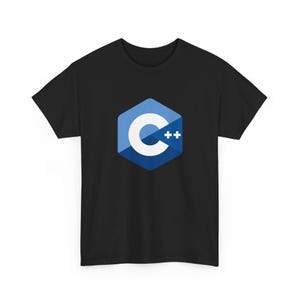 Puede incluir: Camiseta negra con un gráfico blanco y azul del símbolo del lenguaje de programación C++. El símbolo es una letra "C" blanca dentro de un hexágono azul con dos signos más. La camiseta es de material suave.