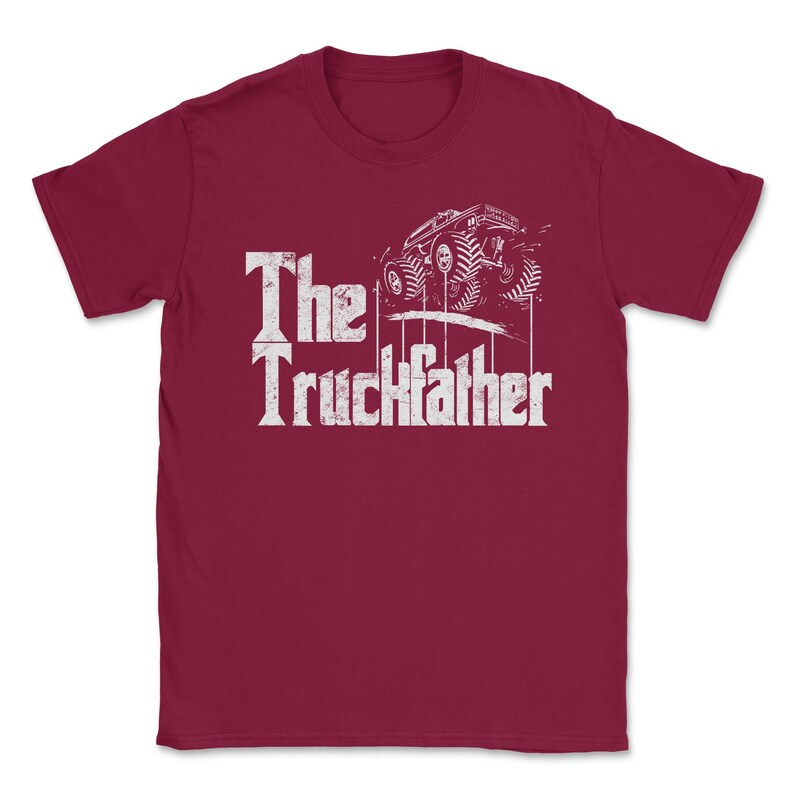 Op de afbeelding: Bordeauxrood T-shirt met de tekst "The Truckfather" in een verweerde witte letter. Een witte afbeelding van een monstertruck staat boven de tekst. Het shirt heeft een ronde hals.