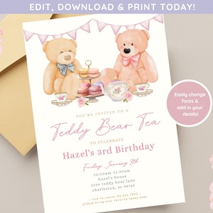 Puede incluir: Una invitación rosa y blanca para una fiesta de té de ositos de peluche para celebrar el tercer cumpleaños de una niña. La invitación presenta dos ositos de peluche, uno rosa y otro marrón, sentados en una mesa con tazas de té y pasteles. El texto de la invitación dice "Estás invitado a una fiesta de té de ositos de peluche para celebrar el tercer cumpleaños de Hazel".