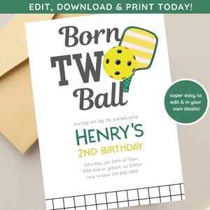 Può includere: Un invito stampabile per una festa di compleanno di 2 anni a tema pickleball. L'invito presenta una palla da pickleball gialla con cuciture nere e una racchetta verde con strisce gialle e bianche. Il testo sull'invito recita "Born Two Ball" e "Henry's 2nd Birthday".