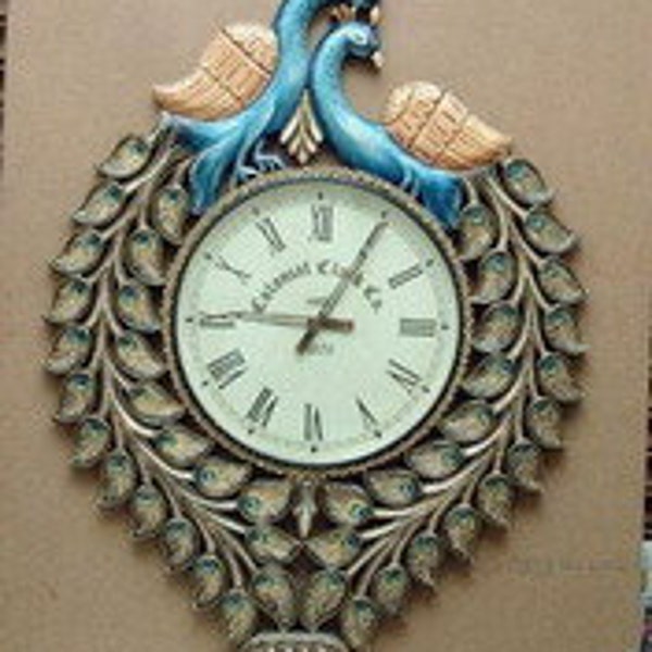 Horloge murale artisanale élégante en forme de paon coloré