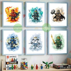 Könnte beinhalten: Sechs gerahmte Drucke mit Aquarellillustrationen von Lego Ninjago-Charakteren. Jeder Charakter wird mit einzigartigen Waffen und elementaren Effekten wie Feuer, Wasser und Blitz dargestellt. Die Drucke sind in hellblauen Rahmen.