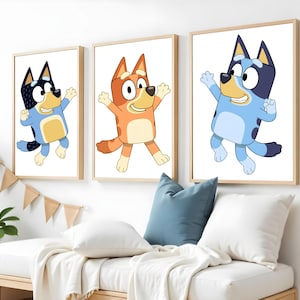 Könnte beinhalten: Drei gerahmte Drucke mit Cartoon-Hunden in verschiedenen Posen. Die Hunde sind in Blau-, Orange- und Schwarztönen gehalten, vor weißem Hintergrund. Die Rahmen sind hellbraun. Die Drucke werden über einem weißen Sofa mit blauen und weißen Kissen angezeigt.