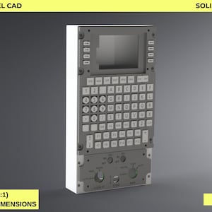 Puede incluir: CAD del panel A-10C CDU/AAP. La descarga digital muestra un panel de control gris con una pantalla, teclado y diales. El texto "REAL SCALE (1:1) BASED ON ORIGINAL DIMENSIONS" es visible.
