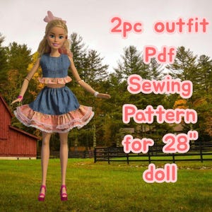 Peut inclure: Une poupée vêtue d'une tenue deux pièces en jean avec une bordure à volants rose et blanche. La tenue comprend un crop top et une jupe. L'image comprend également le texte "2pc outfit Pdf Sewing Pattern for 71 cm doll".
