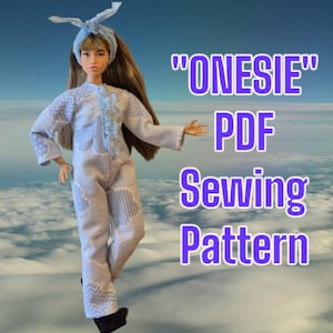 Pode incluir: Um padrão de costura PDF para um macacão de boneca. O macacão é azul claro com um padrão de nuvens brancas. A boneca está vestindo o macacão e tem cabelo castanho e uma faixa de cabeça azul.