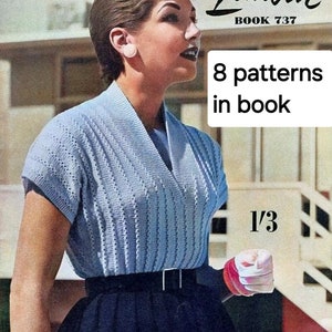 Puede incluir: Una portada de libro de patrones de tejido de punto vintage que presenta a una mujer con un suéter de punto azul claro con cuello en V y mangas cortas. El libro se titula "Lincoln" y tiene el número "737" impreso en la portada. El texto "8 patterns in book" y "1/3" también es visible en la portada.