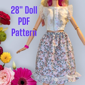 Peut inclure: Un patron PDF pour une jupe de poupée de 71 cm avec un imprimé floral et une bordure en dentelle. La jupe est rose et blanche avec une bordure en dentelle blanche. La poupée porte un haut blanc avec des manches en dentelle et un bouton blanc sur le devant.