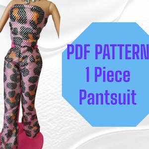 Puede incluir: Un mono de leopardo rosa y negro para una muñeca. El mono es una prenda de una sola pieza con un top sin tirantes y pantalones. El texto "PDF PATTERN 1 Piece Jumpsuit" está en un octógono azul.