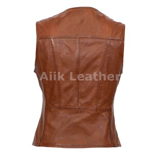 Op de afbeelding: Een bruin leren vest met een mouwloos ontwerp. Het vest heeft een ritssluiting en een aansluitende pasvorm.