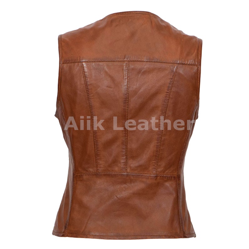 Op de afbeelding: Een bruin leren vest met een mouwloos ontwerp. Het vest heeft een ritssluiting en een aansluitende pasvorm.