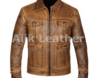 Könnte beinhalten: Eine braune Lederjacke mit Reißverschluss und mehreren Taschen. Die Jacke hat einen Used-Look und einen Kragen.