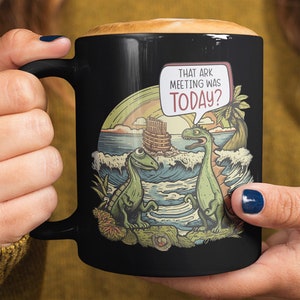 Puede incluir: Taza de café negra con un gráfico de dos dinosaurios mirando un barco grande en la distancia. El texto "That ark meeting was today?" está en un globo de diálogo sobre los dinosaurios.