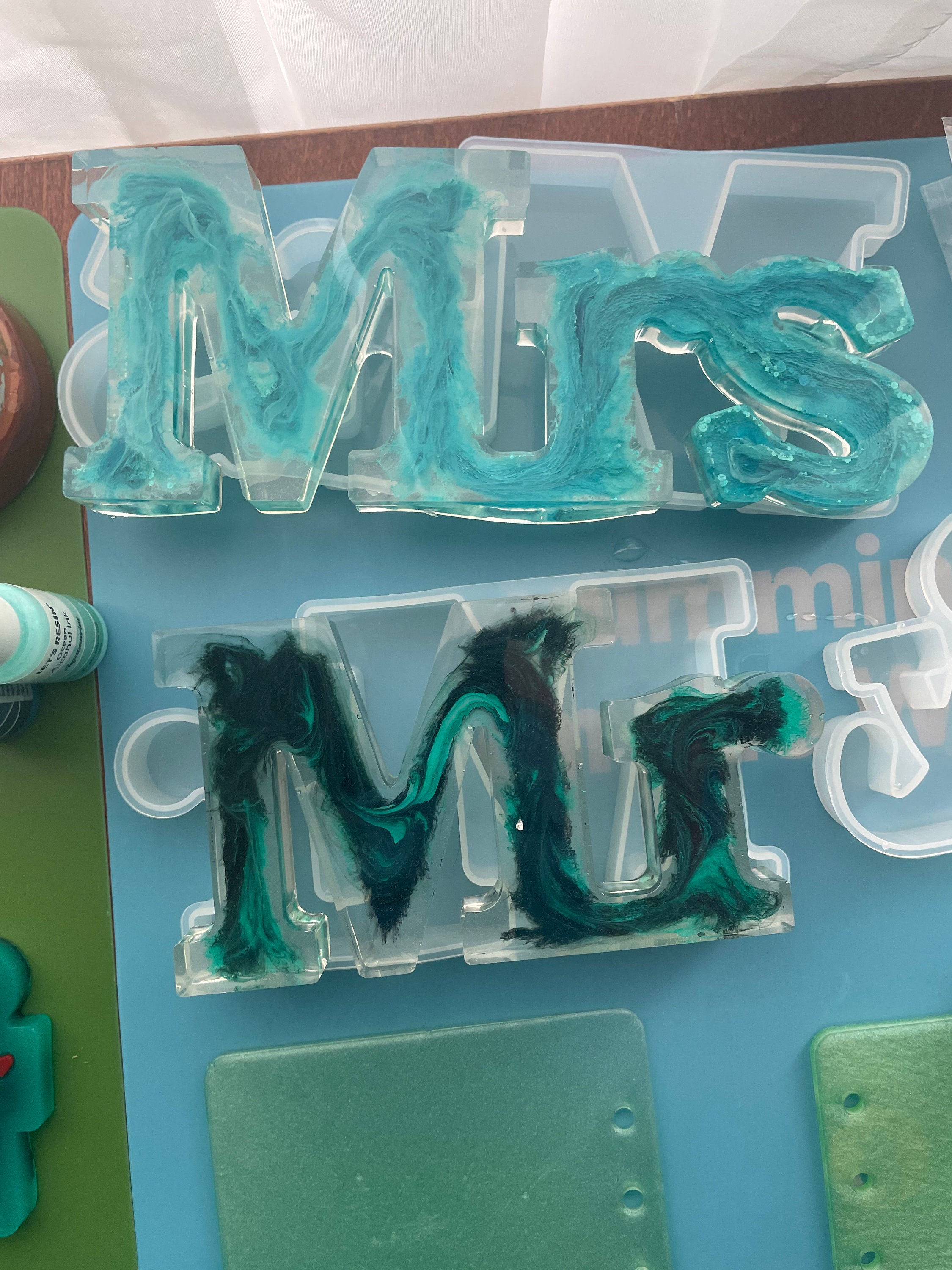 Mr. & Mrs. Resin Decor Sign – Shiny Sparklez