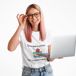 Può includere: Un set di tre tazze in ceramica con finitura opaca e macchiettata. Le tazze sono in tonalità crema, grigio chiaro e grigio scuro. Ogni tazza ha un design semplice e minimalista e un manico arrotondato. Le tazze sono impilate.