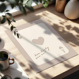 How Lucky Are We Playing Card Beige Heart Print, Trendy Beige Aesthetic Wall Art Decor, Retro Minimalist Print, Lucky Heart Poster bild 9