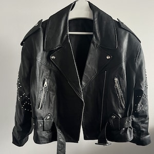 Veste en cuir clouté noir vintage des années 80 et 90 pour femmes avec ceinture / Taille L-XL