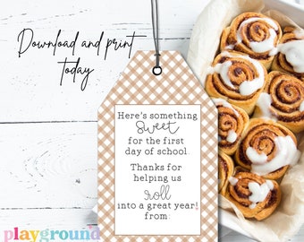 Hier is iets zoets voor de eerste schooldag, leraar, kaneelbroodjes, kaneelbroodjes op schoolkantoor, terug naar school, het nieuwe jaar in