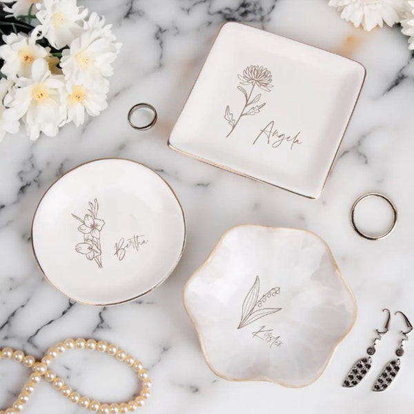 Personalized Ring Dish Custom Birthflower Jewelry Tray Gift for Her Mom Grandma Jewellery Holder Unique Wedding Anniversary Gifts for Wife