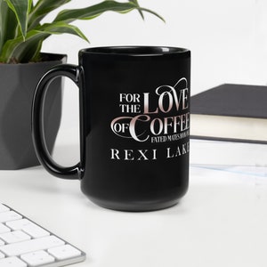 Peut inclure: Une tasse à café noire avec le texte "For the Love of Coffee" en script or rose et blanc. La tasse porte également le texte "Fated Mates Book One" et "Rexi Lake" en blanc. La tasse est sur une surface blanche.