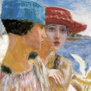 Può includere: Un dipinto impressionista raffigura due donne, una con un cappello blu e l'altra con un cappello rosso. Le donne sono posizionate di fronte a uno specchio d'acqua, con un cielo azzurro chiaro sullo sfondo. Il dipinto utilizza pennellate morbide e una tavolozza di colori tenui.