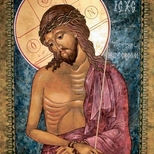 Può includere: Icona raffigurante una figura con un'aureola, che indossa una corona di spine e drappeggiata in una veste rossa. La figura ha la barba e guarda in basso. Lo sfondo è dorato e blu, con la scritta "THE BRIDEGROOM".