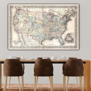 Könnte beinhalten: Eine gerahmte antike Karte der Vereinigten Staaten, Territorien und Kanada, die über einem Esstisch aus Holz ausgestellt ist. Die Karte zeigt detaillierte Kartografie mit verschiedenen Farben und Texten, die die geografische Anordnung der Region veranschaulichen.