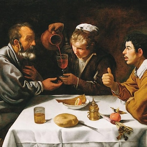 Puede incluir: Una pintura clásica representa a tres figuras alrededor de una mesa. Una vierte líquido rojo en un vaso sostenido por otra. Un pan, un plato con comida y un vaso de líquido están sobre el mantel blanco. La tercera figura hace un gesto de pulgar hacia arriba.