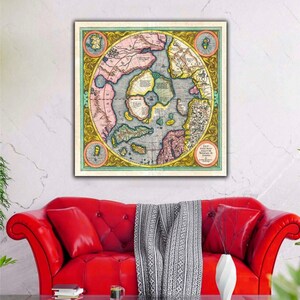 Könnte beinhalten: Eine gerahmte, antike Karte der Arktis, mit kreisförmigem Design und Pastellfarben. Die Karte wird über einem roten Ledersofa präsentiert und erzeugt eine klassische Ästhetik. Die Details sind sichtbar.