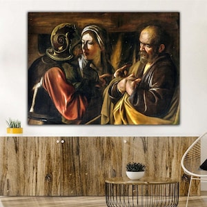 Może przedstawiać: Oprawiony obraz olejny przedstawiający trzy postacie we wnętrzu o słabym oświetleniu. Jedna postać ma na sobie hełm i czerwone rękawy, druga białe nakrycie głowy, a trzecia brązową szatę. Obraz ma klasyczny styl artystyczny.