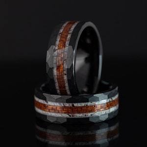 Anello in corno di cervo in tungsteno: intarsio in legno di koa, fede nuziale martellata
