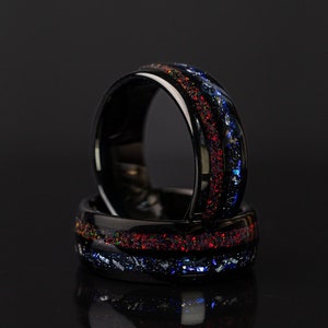 Anello in tungsteno nero con meteorite Nebula: opale di fuoco rosso frantumato, fascia da 8 mm