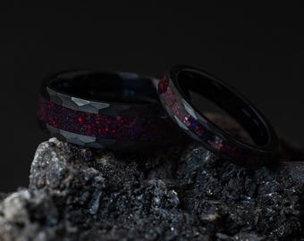 Vigselring med hamrad opal, svart volframparring