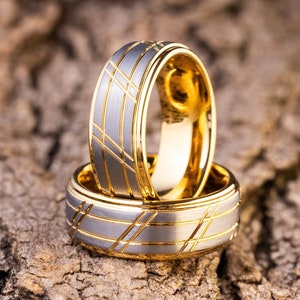 Anel de carboneto de tungstênio escovado: Aliança de casamento com fenda de 8 mm banhada a ouro amarelo