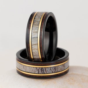Anello in legno con botte di whisky: intarsio in corno di cervo, fascia in tungsteno nero (8 mm)
