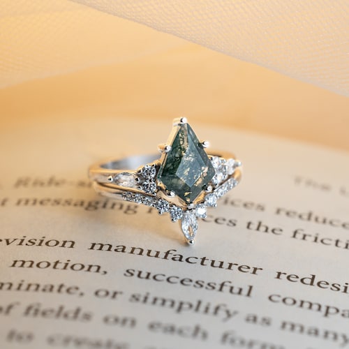 Bague agate mousse verte taille cerf-volant : argent sterling et accents cz