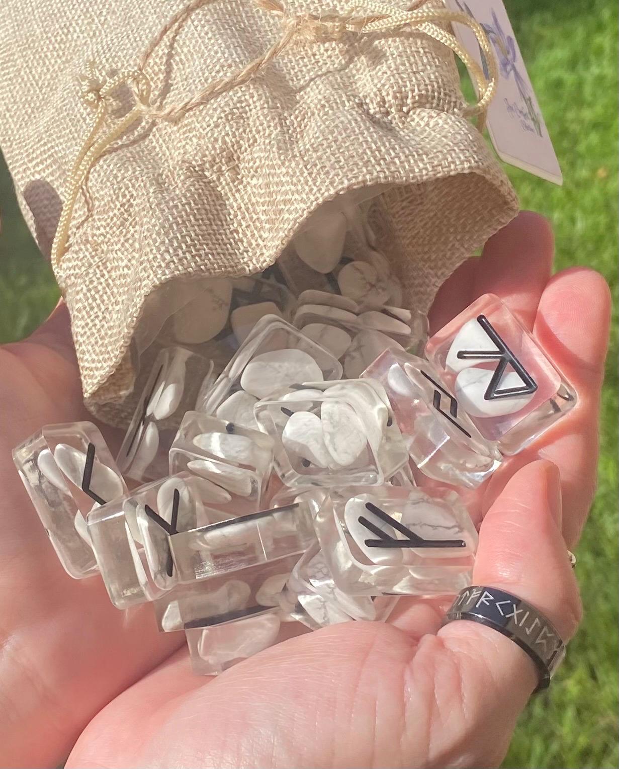Howlite Runen, Harz-Runen-Set, handgemachte Runen mit Howlite-Steinen, Howlita, Weissagung Set, Howlite, Runas, Elder Futhark Runes,