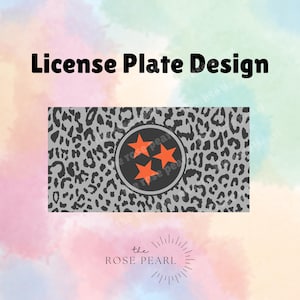 Puede incluir: Diseño de placa de matrícula con un fondo de estampado de leopardo gris y blanco con un círculo negro que contiene tres estrellas naranjas en el centro. El texto "the ROSE PEARL" está debajo del diseño.