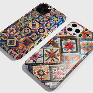 Puede incluir: Dos fundas rectangulares para smartphone con un vibrante patrón de colcha de retazos multicolor. El diseño consta de varias formas geométricas, incluyendo estrellas y cuadrados, en tonos rojos, azules, amarillos y blancos, con un recorte para la cámara.