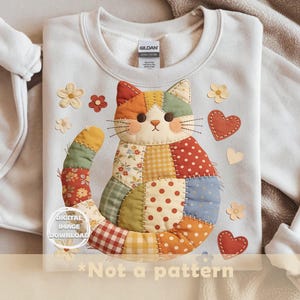 Può includere: Felpa color crema con un design a patchwork a forma di gatto con vari modelli e colori di tessuto. Il gatto ha un aspetto stravagante e cucito. Ulteriori applicazioni includono fiori e cuori. È visibile anche il testo "DIGITAL IMAGE DOWNLOAD" e "*Not a pattern".