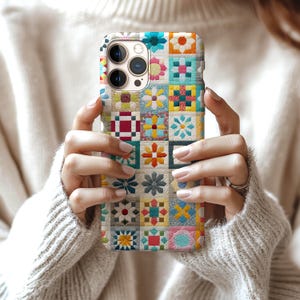 Funda para teléfono con diseño de patchwork: resistente a impactos y acabado brillante.