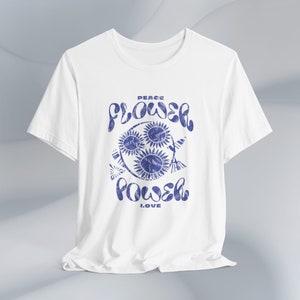 フラワーパワーTシャツ - レトロな70年代スタイル、グルーヴィーな花柄デザイン、ボヘミアンヒッピーTシャツ、ヴィンテージな雰囲気、柔らかいコットン、フェスティバルのカジュアルウェアに最適