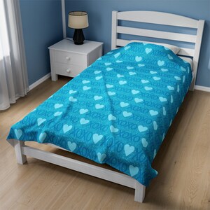 Blue Heart XOXO Velveteen Blanket: Girl&#39;s Bedroom Decor