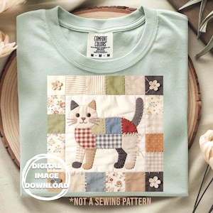 Peut inclure: Un t-shirt vert clair avec un motif carré central représentant un chat en patchwork entouré d'une bordure de carrés de tissus variés. Le motif inclut le texte DIGITAL IMAGE DOWNLOAD et NOT A SEWING PATTERN. Le t-shirt porte une étiquette Comfort Colors.