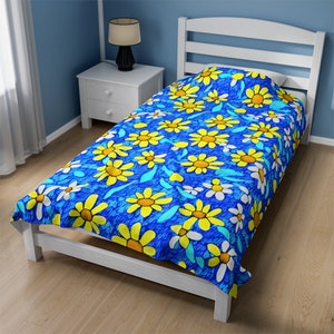 Daisy Velveteen Plush Blanket: Floral Cabin Camping Throw