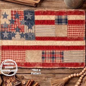 Può includere: Un design patchwork della bandiera americana con strisce rosse e bianche e un campo di stelle blu. La bandiera è realizzata con vari modelli di tessuto. L'immagine include il testo "DIGITAL IMAGE DOWNLOAD" e "*Not a Pattern".