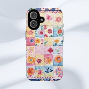 Puede incluir: Una funda rectangular para smartphone con un diseño de patchwork que presenta varios patrones florales en tonos rosa, amarillo, naranja y azul. La funda tiene un recorte negro para el módulo de cámara en la esquina superior izquierda y un borde azul oscuro.